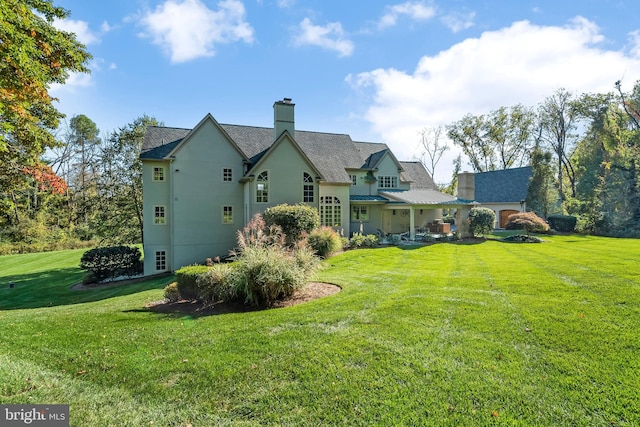 back of house featuring a lawn