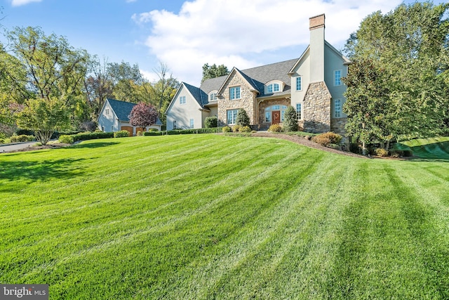 view of front facade featuring a front lawn