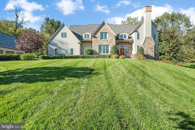 view of front facade featuring a front lawn