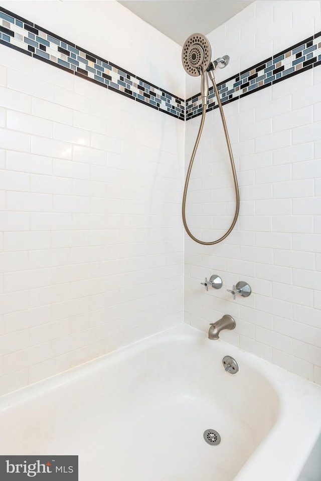 bathroom with tiled shower / bath combo