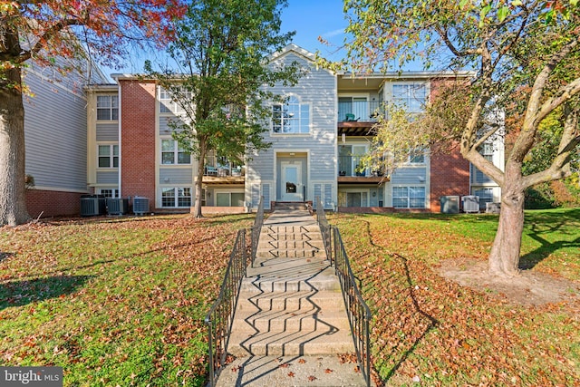 view of front of home featuring a balcony