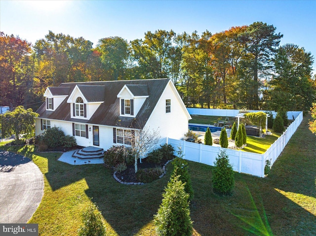 cape cod house featuring a front lawn