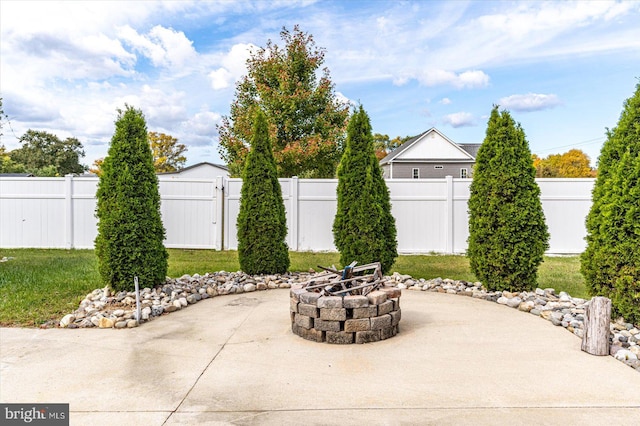 view of patio with an outdoor fire pit