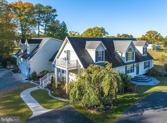 view of front facade featuring a front lawn and a garage