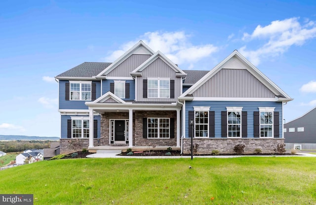 craftsman inspired home featuring a front yard