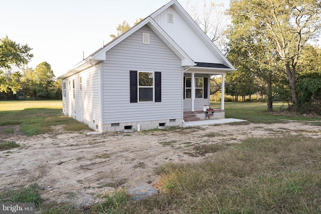 view of front of house featuring a front yard