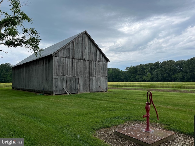 view of outdoor structure featuring a yard