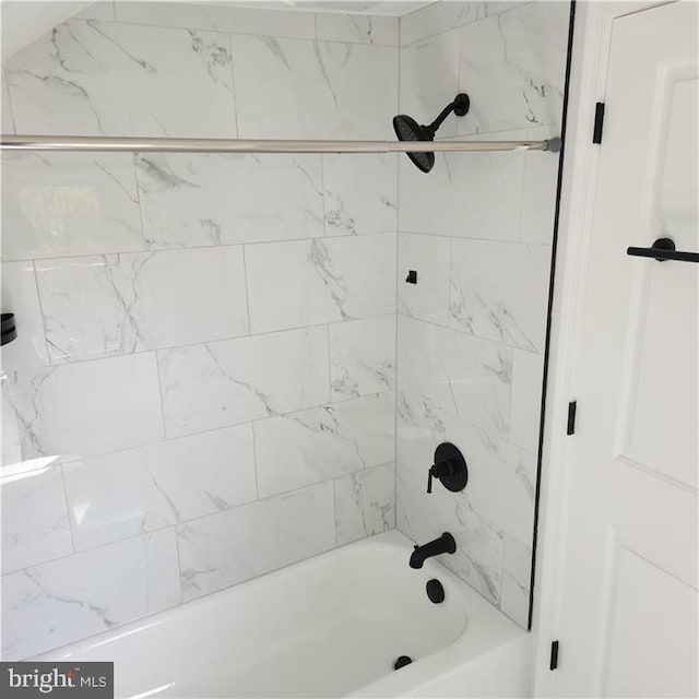 bathroom featuring tiled shower / bath