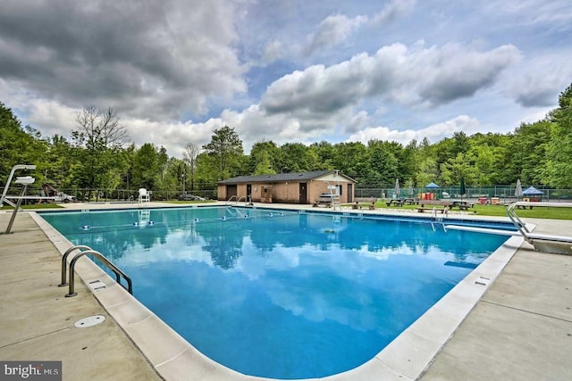 view of swimming pool