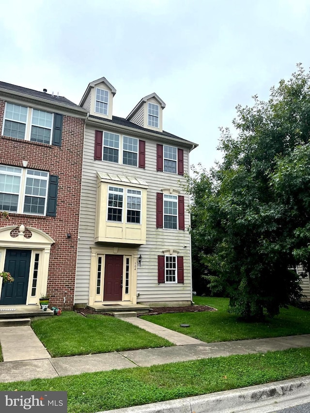 view of front of home featuring a front lawn