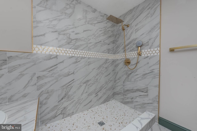 bathroom featuring a tile shower