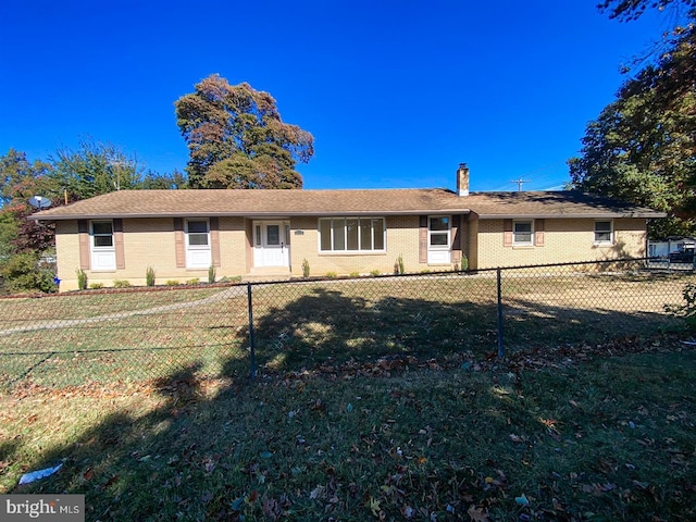 single story home featuring a front lawn