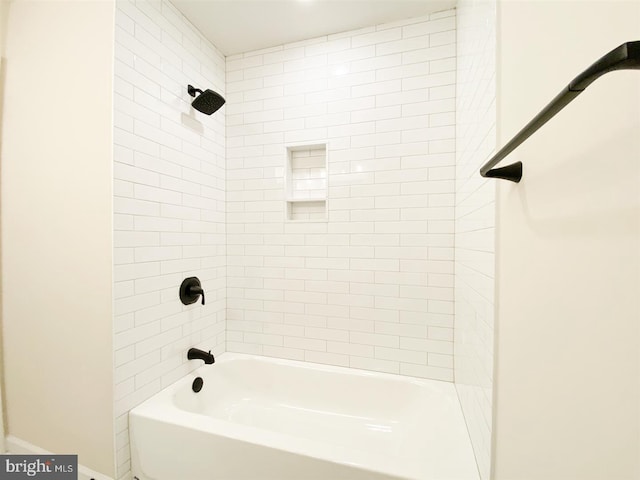 bathroom featuring tiled shower / bath combo