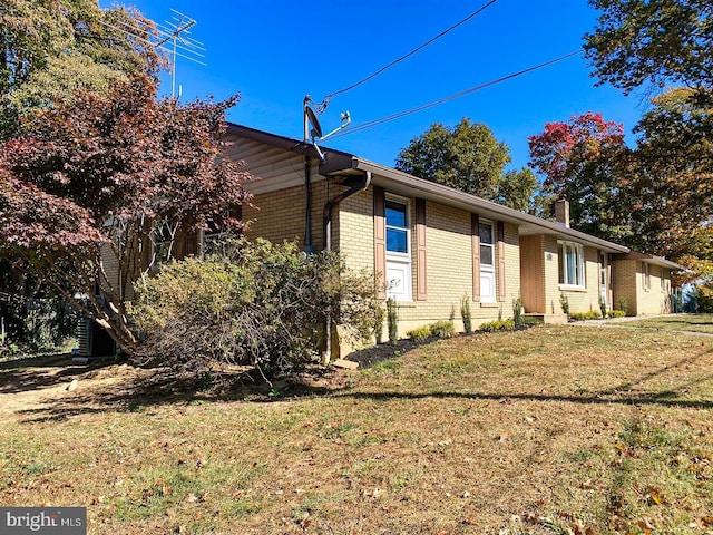 view of front of home featuring a front lawn