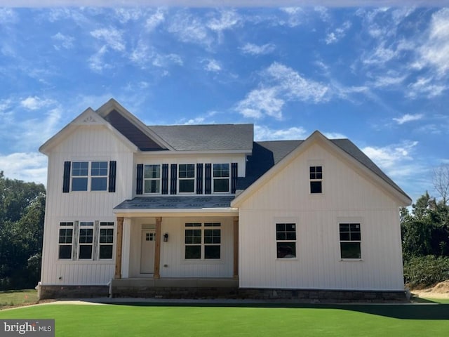 view of front of property with a front yard