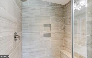 bathroom featuring tiled shower