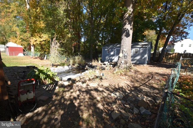 view of yard featuring a storage shed