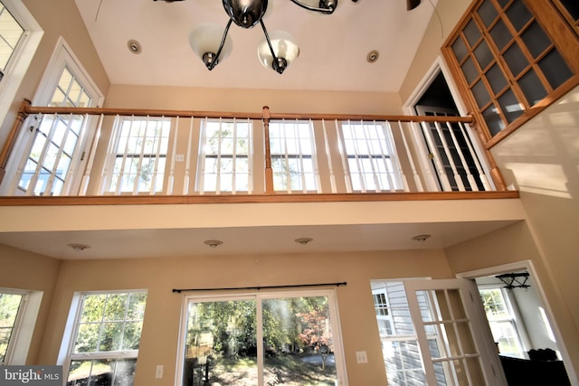 room details featuring an inviting chandelier