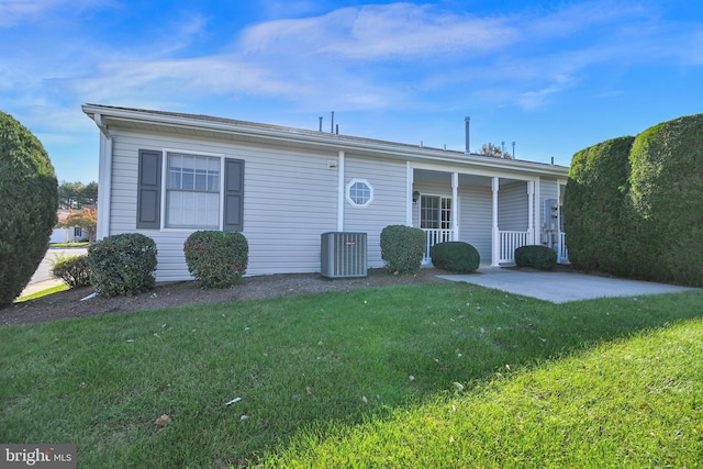 view of front of home featuring a front yard and cooling unit