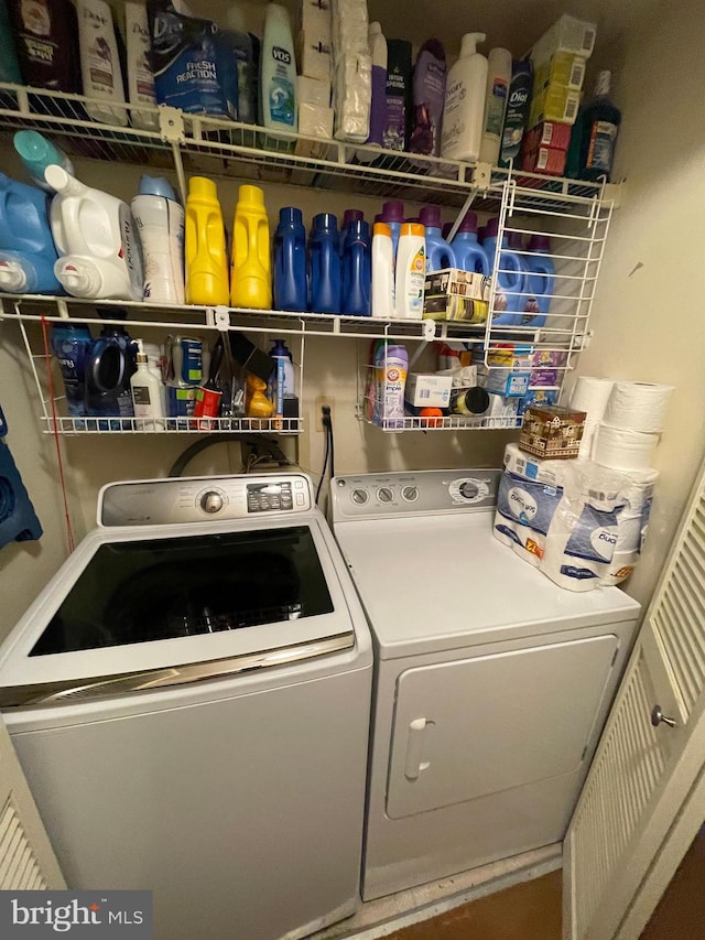 laundry room with washing machine and dryer