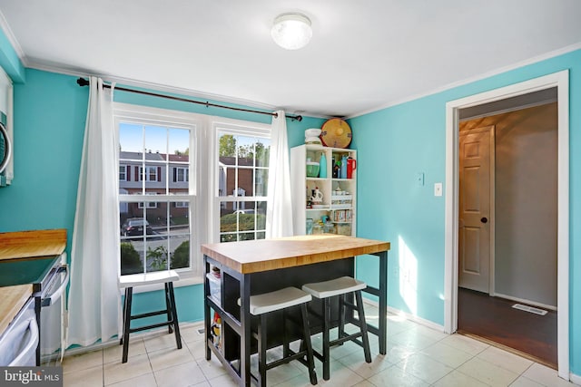 dining space featuring light hardwood / wood-style flooring and crown molding