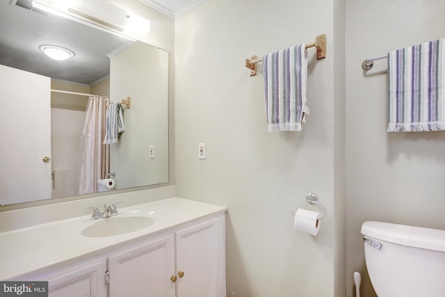 bathroom with a shower with curtain, crown molding, vanity, and toilet