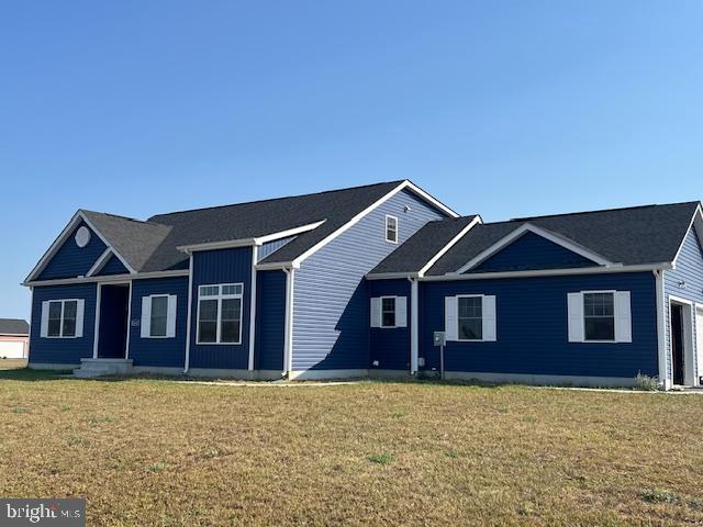 view of front facade featuring a front lawn