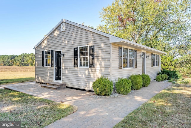 ranch-style home with a front yard