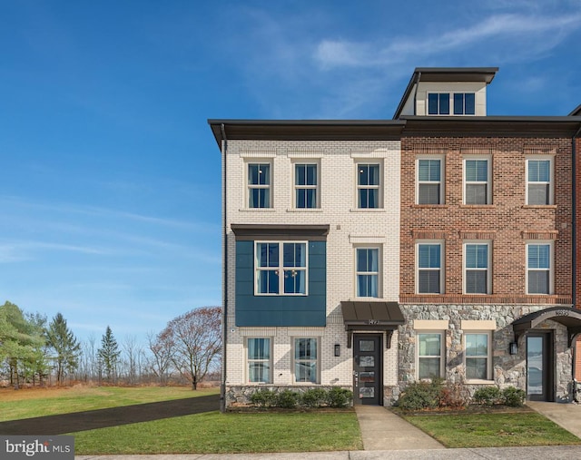 view of front of property with a front lawn