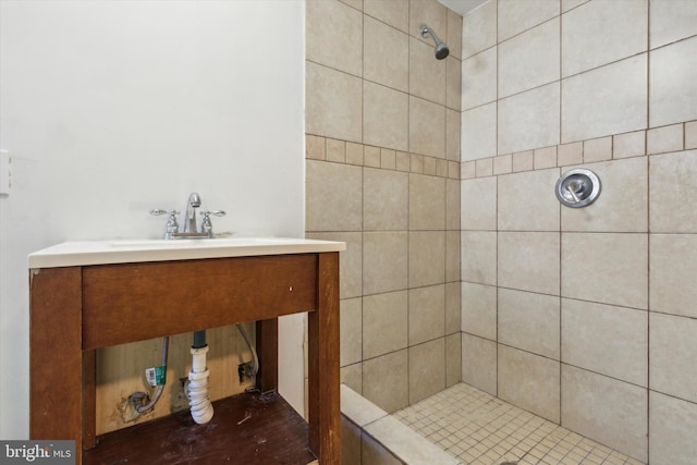 bathroom featuring a tile shower