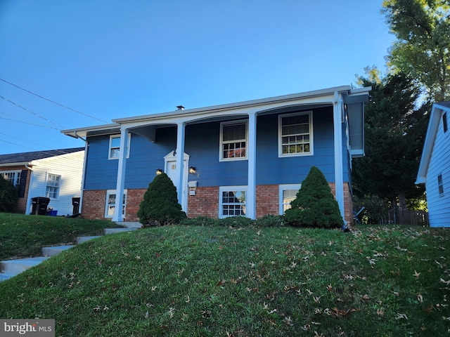 view of front of property featuring a front yard