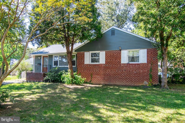 view of front of home featuring a front lawn