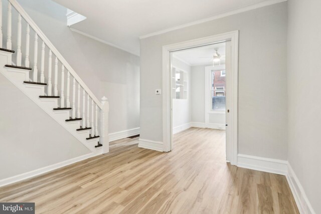 entryway featuring light hardwood / wood-style floors, ceiling fan, and crown molding