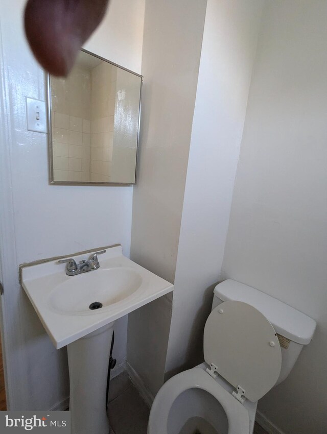 bathroom featuring sink and toilet