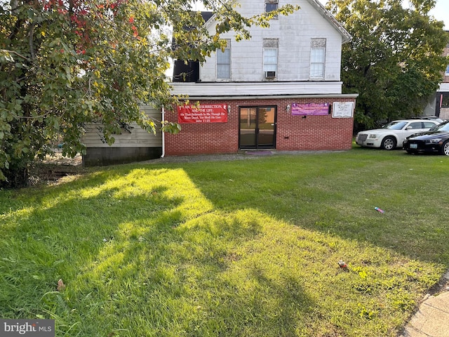 view of front of property featuring a front yard