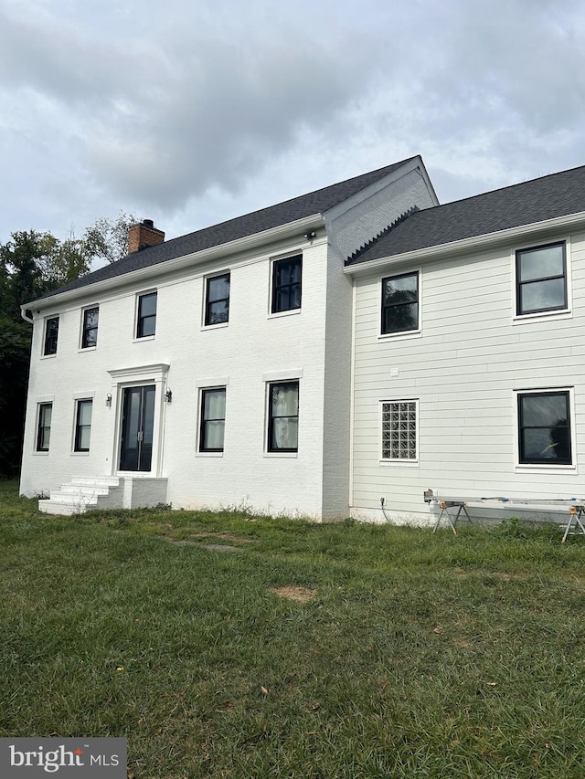 view of front facade with a front lawn