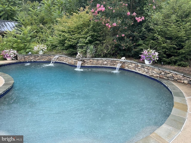 view of swimming pool featuring pool water feature