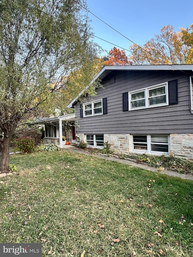 back of house featuring a lawn