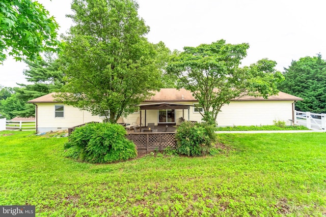 view of front facade with a front yard and ceiling fan