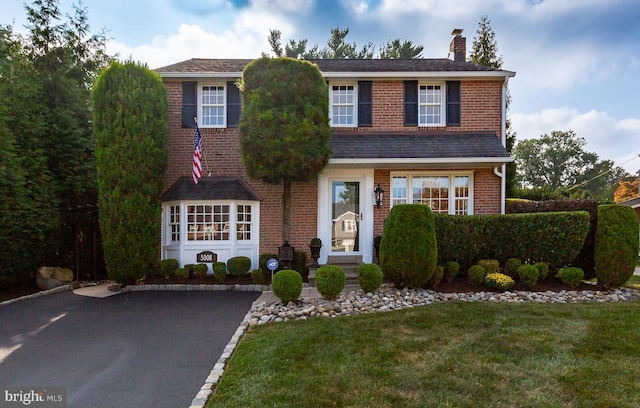 view of front of house featuring a front yard