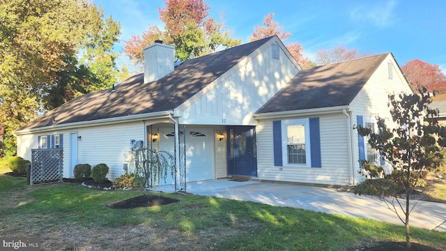 view of front of house with a front lawn