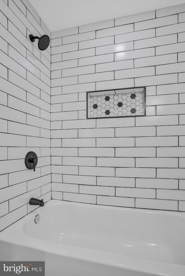 bathroom with tiled shower / bath