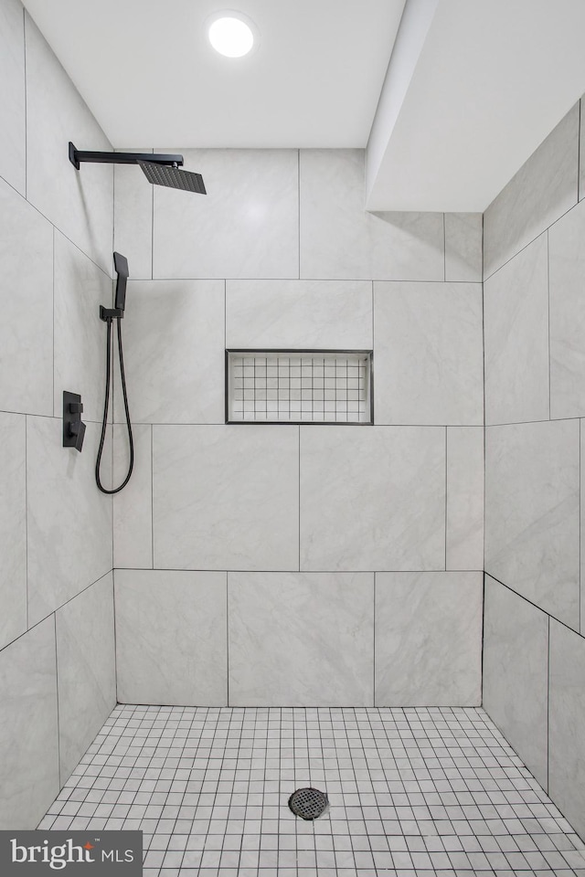 bathroom featuring tiled shower