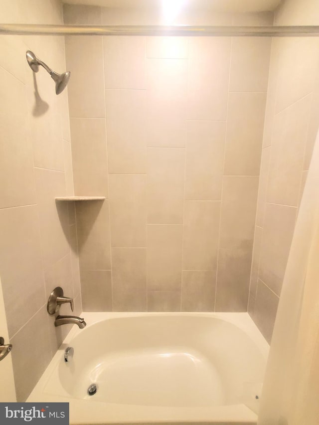 bathroom with tiled shower / bath