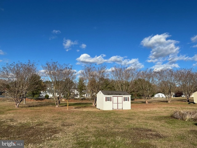 view of yard featuring a storage shed