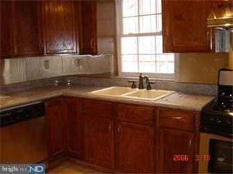 kitchen featuring gas stove, sink, and stainless steel dishwasher