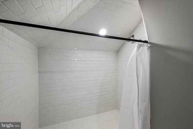 bathroom with lofted ceiling and a shower with curtain