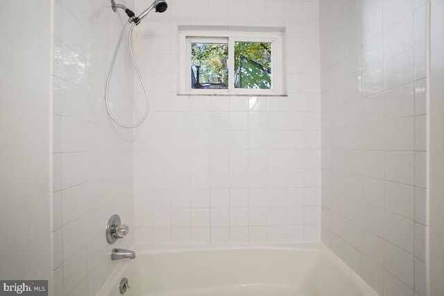 bathroom featuring tiled shower / bath