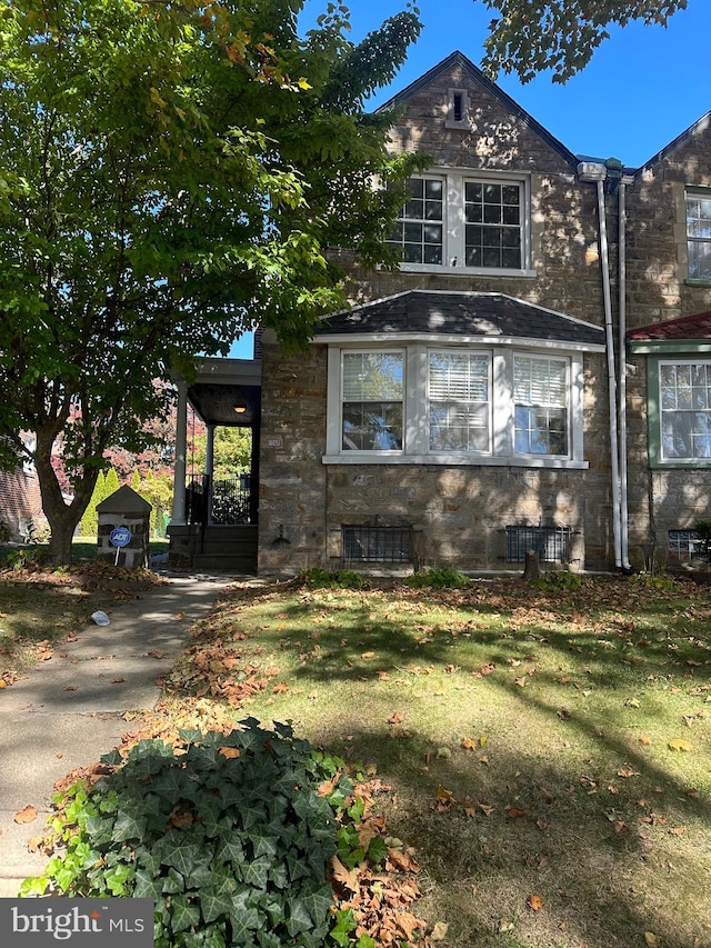 view of front of house with a front yard