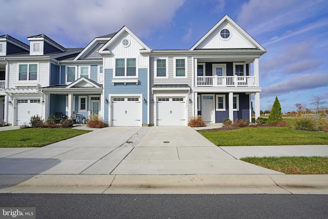 view of front facade with a garage and a front yard